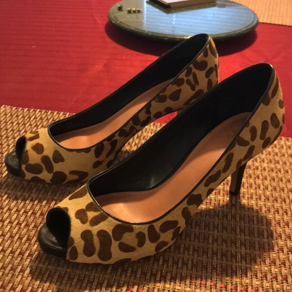 Vince Camuto leopard print heel - Picture 2 of 3